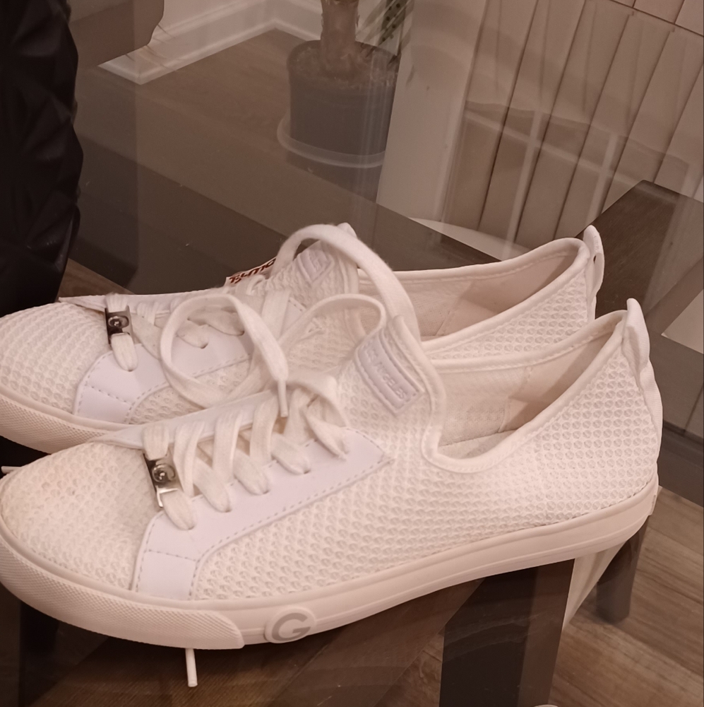 GBG Guess New White sneakers Sz10..NWT